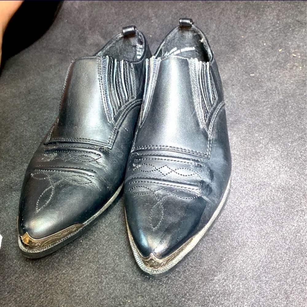 Vintage Black pointed shoe with gold accents